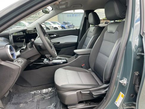 Used 2025 Chevrolet Trax LT FWD image 7