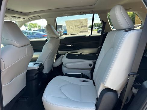 Used 2026 Toyota Grand Highlander AWD Hybrid image 11