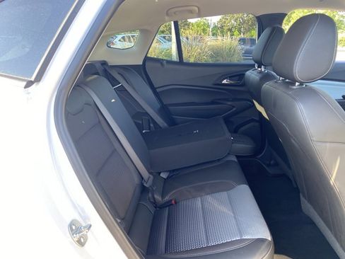 Used 2025 Chevrolet Trax LT w/ LT Convenience Package FWD image 13