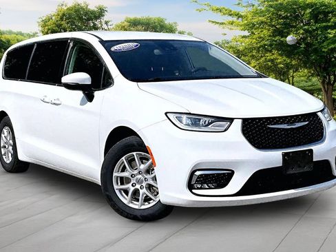 Used 2023 Chrysler Pacifica Touring-L FWD image 1