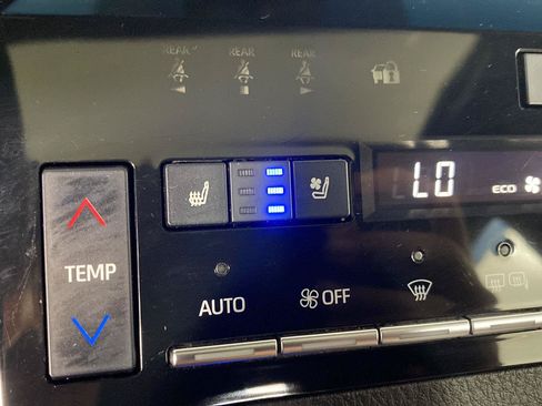 Used 2022 Toyota Avalon Touring w/ Carpet Mat Package (TMS) FWD image 16