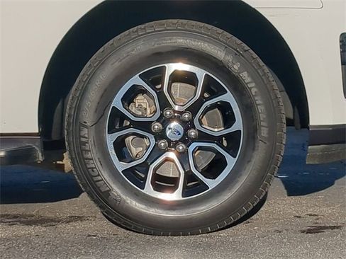 Used 2024 Ford Expedition Max XLT image 11