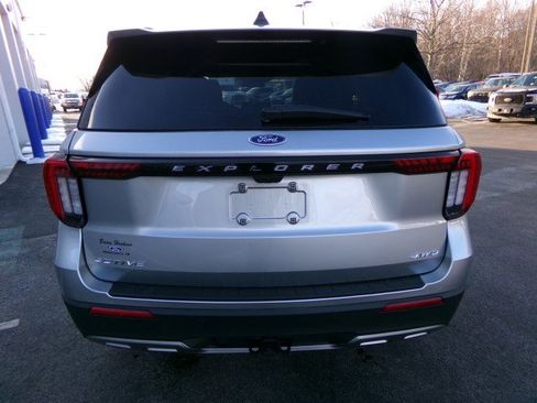 Used 2025 Ford Explorer Active w/ Active Comfort Package image 8