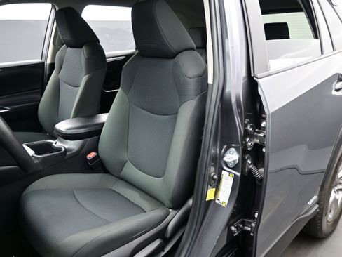 Used 2022 Toyota RAV4 LE AWD/4WD image 11
