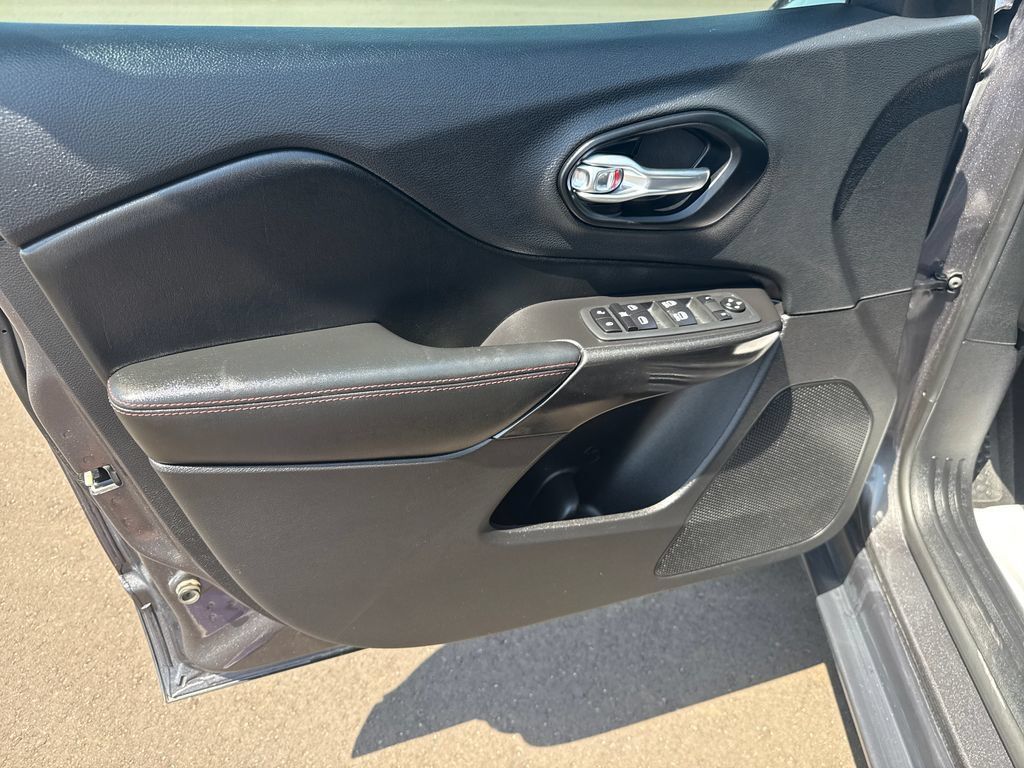 Used 2020 Jeep Cherokee Trailhawk w/ Cold Weather Group AWD/4WD image 10