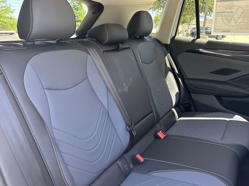 Certified 2025 Volkswagen Tiguan SE image 28