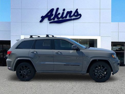 Used 2021 Jeep Grand Cherokee Laredo X image 1