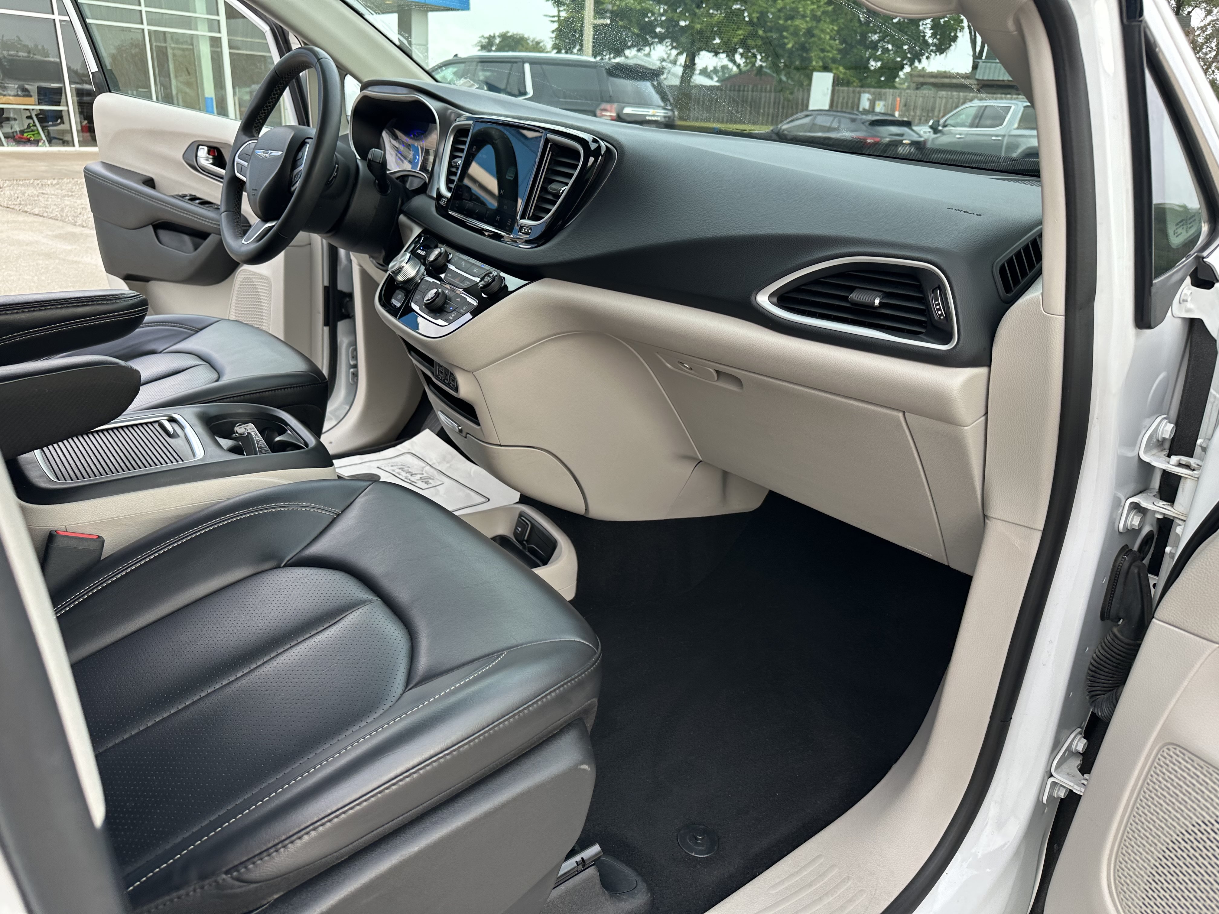 Used 2023 Chrysler Pacifica Touring-L FWD image 40