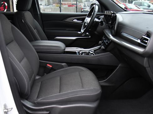 Used 2024 Chevrolet Traverse LT image 55