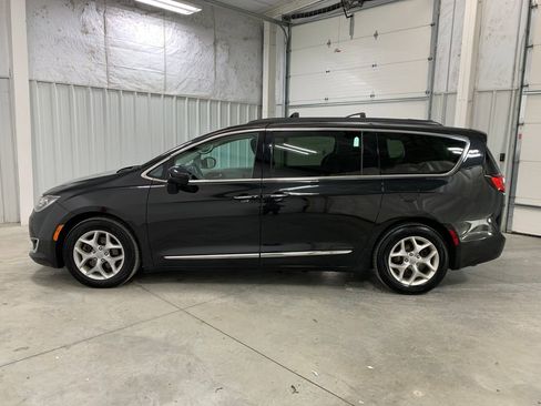 Used 2017 Chrysler Pacifica Touring-L w/ Tire & Wheel Group image 4