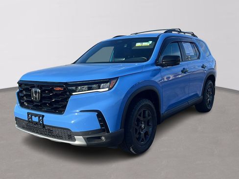 Used 2025 Honda Pilot TrailSport image 3