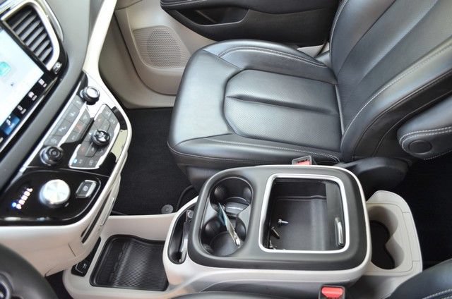 Used 2023 Chrysler Pacifica Touring-L FWD image 24