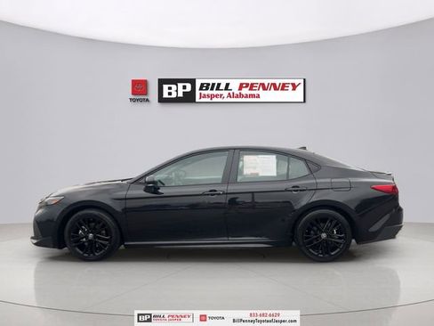 Used 2025 Toyota Camry SE image 2