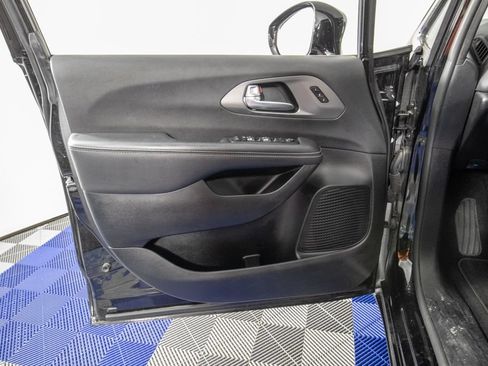 Used 2025 Chrysler Pacifica Select FWD image 17