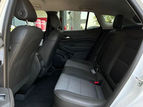 Used 2025 Chevrolet Trax LT w/ LT Convenience Package FWD image 11