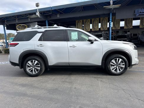 Used 2025 Nissan Pathfinder SL FWD image 7