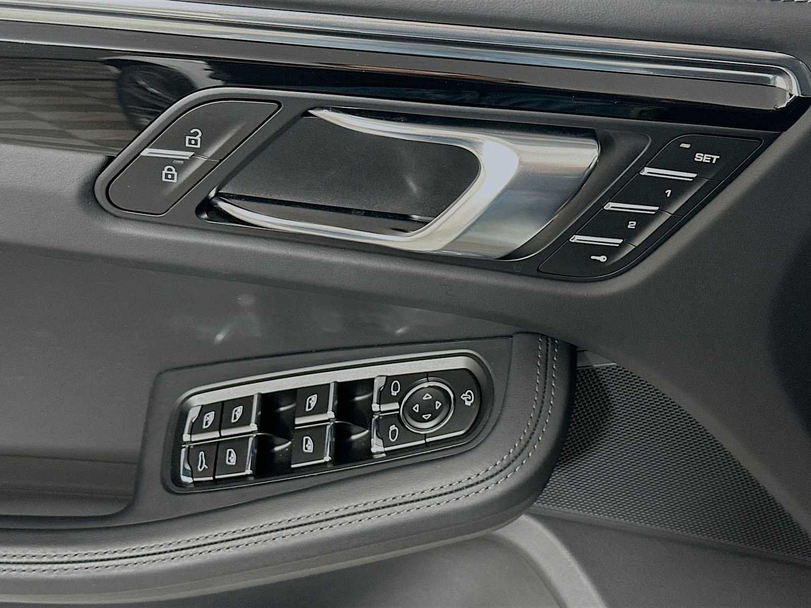 Certified 2025 Porsche Macan AWD/4WD image 11