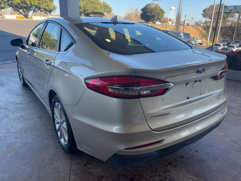 Used 2019 Ford Fusion SE image 4