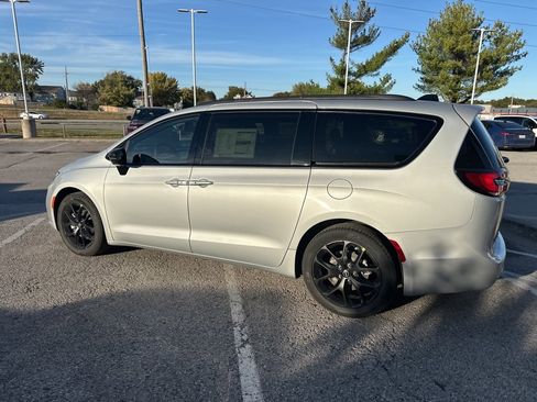 New 2026 Chrysler Pacifica Select image 22