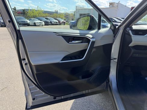 Used 2022 Toyota RAV4 XLE Premium FWD image 9