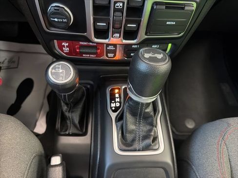 Used 2025 Jeep Wrangler Unlimited Rubicon AWD/4WD image 22