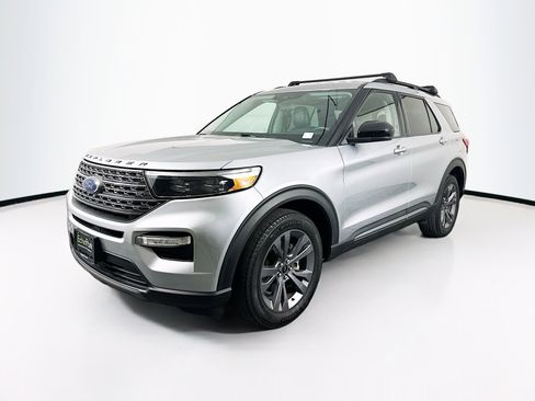 Used 2022 Ford Explorer XLT w/ Equipment Group 202A image 3