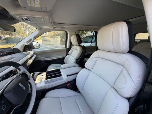 New 2025 Lincoln Navigator L Reserve image 13