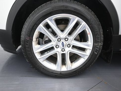 Used 2017 Ford Explorer XLT w/ Equipment Group 202A AWD/4WD image 33