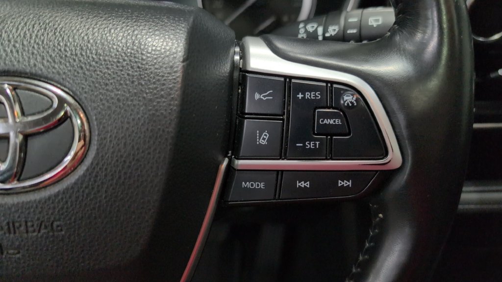 Used 2022 Toyota Highlander XLE AWD/4WD image 11