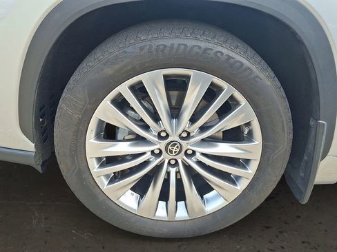 Used 2024 Toyota Highlander Platinum AWD/4WD image 3