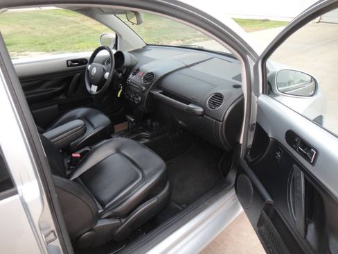 Used 2006 Volkswagen Beetle Coupe w/ Package 1 FWD image 10