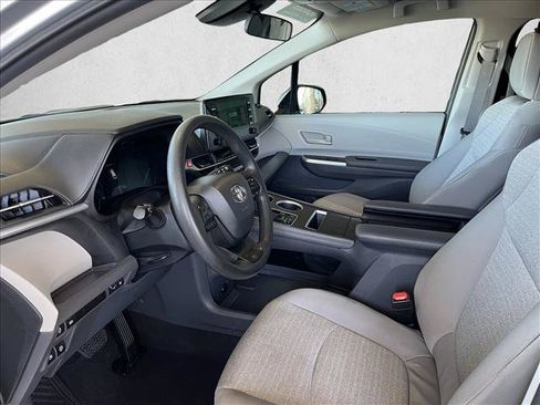 Used 2024 Toyota Sienna LE AWD/4WD image 9