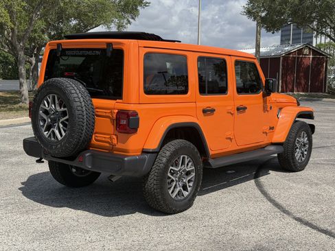 Used 2025 Jeep Wrangler Unlimited Sahara AWD/4WD image 6