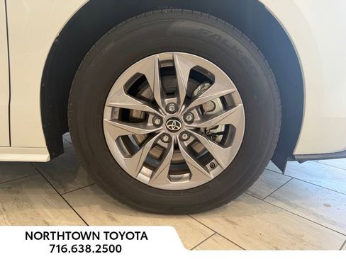 Used 2025 Toyota Sienna XLE w/ XLE Plus Package FWD image 9