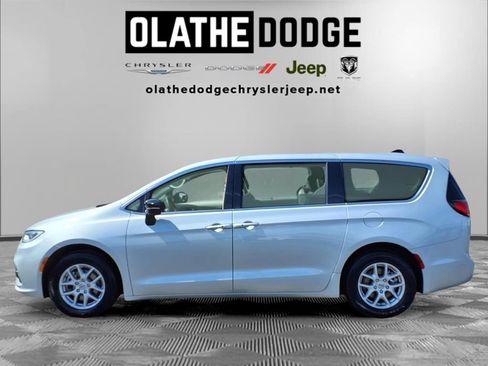Used 2024 Chrysler Pacifica Touring-L FWD image 26