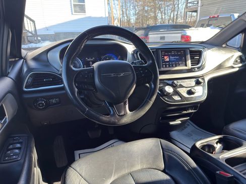 Used 2019 Chrysler Pacifica Touring-L w/ S Appearance Package image 32