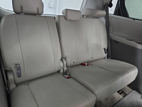 Used 2014 Toyota Sienna XLE w/ XLE Premium Package FWD image 12