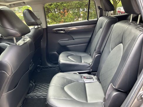 Used 2022 Toyota Highlander Platinum AWD/4WD image 31