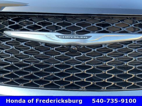 Used 2024 Chrysler Pacifica Touring-L FWD image 15