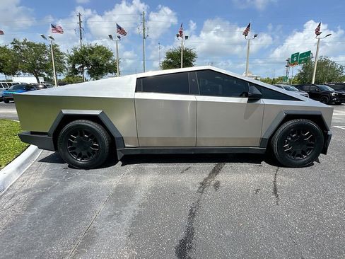Used 2024 Tesla Cybertruck AWD Crew Cab image 4
