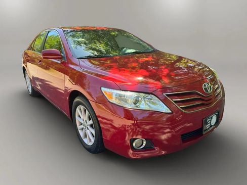 Used 2011 Toyota Camry XLE w/ SE/XLE Extra-Value Pkg FWD image 2
