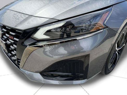 Used 2023 Nissan Altima 2.5 SR FWD image 12