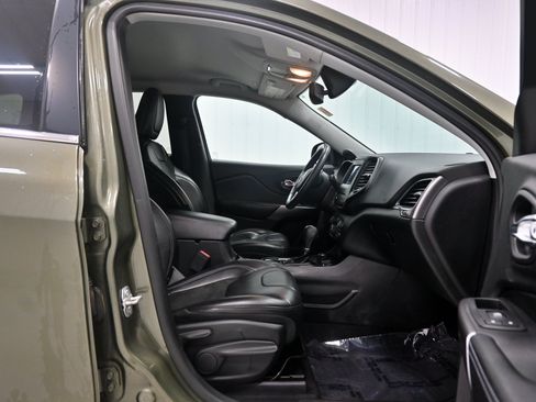 Used 2019 Jeep Cherokee Latitude Plus w/ Comfort/Convenience Group AWD/4WD image 29