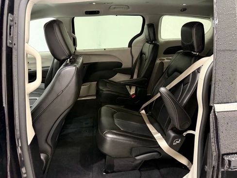 Used 2024 Chrysler Pacifica Touring-L image 18