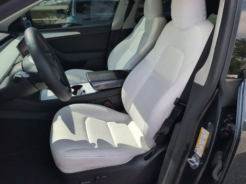 Used 2025 Tesla Model Y Long Range RWD image 9