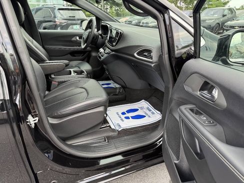 Used 2025 Chrysler Pacifica Select FWD image 10