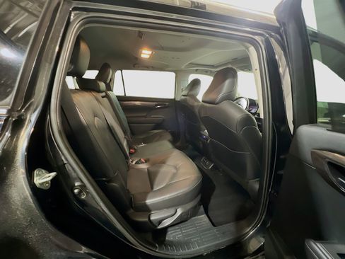 Used 2020 Toyota Highlander Limited w/ Phone Cable & Charge Package image 20