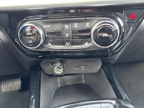 Used 2025 Chevrolet Trax LT w/ LT Convenience Package FWD image 24
