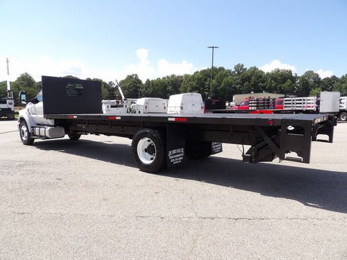 Used 2018 Ford F750 2WD Regular Cab Super Duty image 4