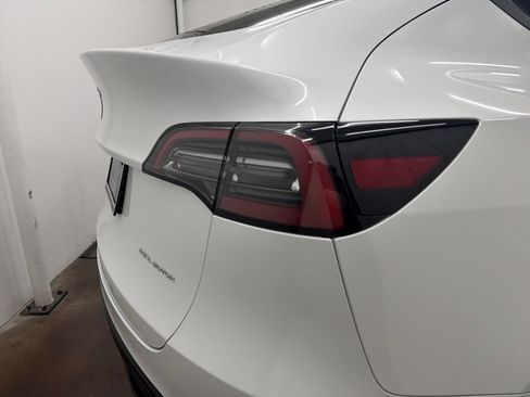 Used 2022 Tesla Model Y Long Range AWD/4WD image 10